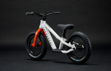 Bicicleta balans copii COMMENCAL Ramones 12″ PURE WHITE alb portocaliu spate
