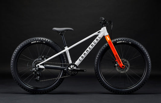 Bicicleta copii COMMENCAL Ramones 24″ Trigger Shifter PURE WHITE alb portocaliu fundal negru