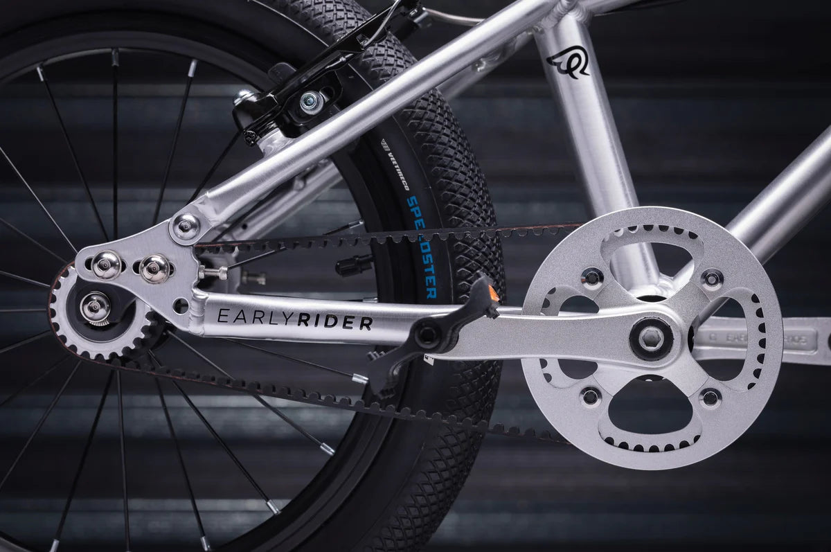 Bicicleta copii EARLY RIDER Belter 16" Brushed Aluminium argintiu aluminiu detaliu curea pedalier