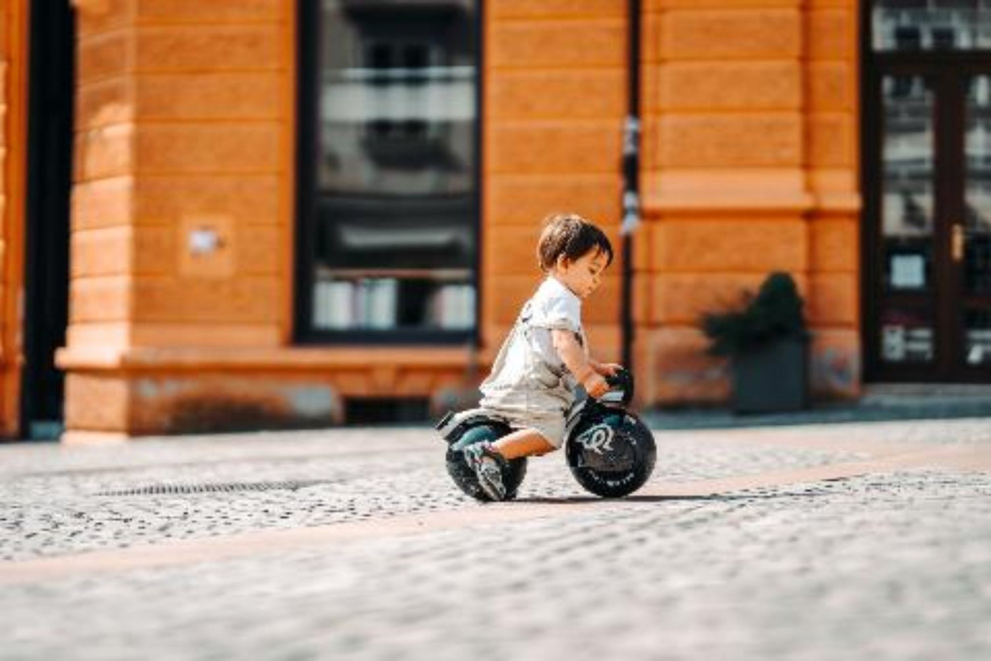 Bicicleta balans copii EARLY RIDER Super Velio 10 luni - 24 luni baiat piatra cubica afara