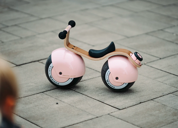Bicicleta balans copii EARLY RIDER Bella Velio Powder Pink roz 10 luni- 24 luni strada