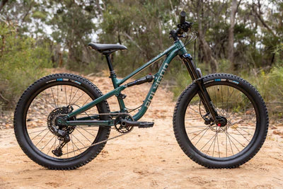 bicicleta copii Polygon Siskiu D24 full suspension evo green lateral padure