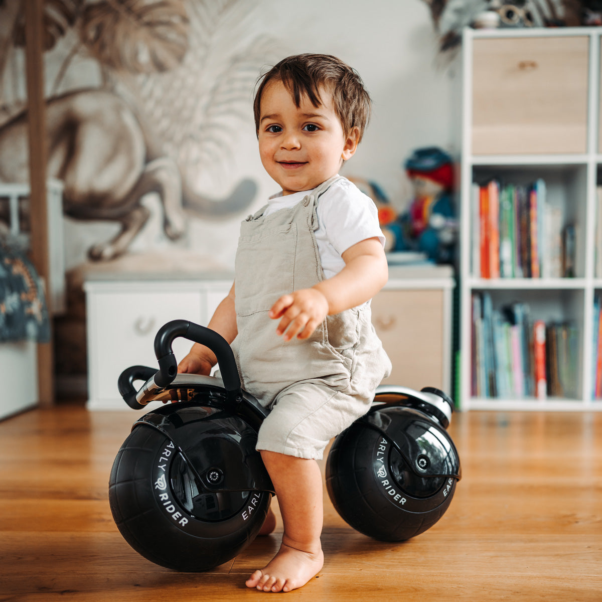 Bicicleta balans copii EARLY RIDER Super Velio 10 luni - 24 luni baiat interior parchet