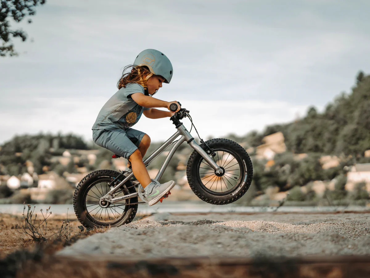 Cum contribuie mersul pe bicicletă la dezvoltarea fizică și emoțională a copiilor