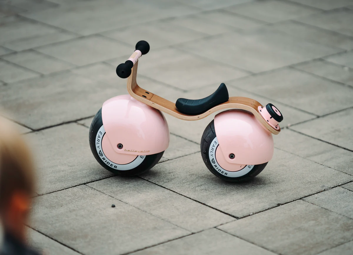 Bicicleta balans copii EARLY RIDER Bella Velio Powder Pink roz 10 luni- 24 luni strada